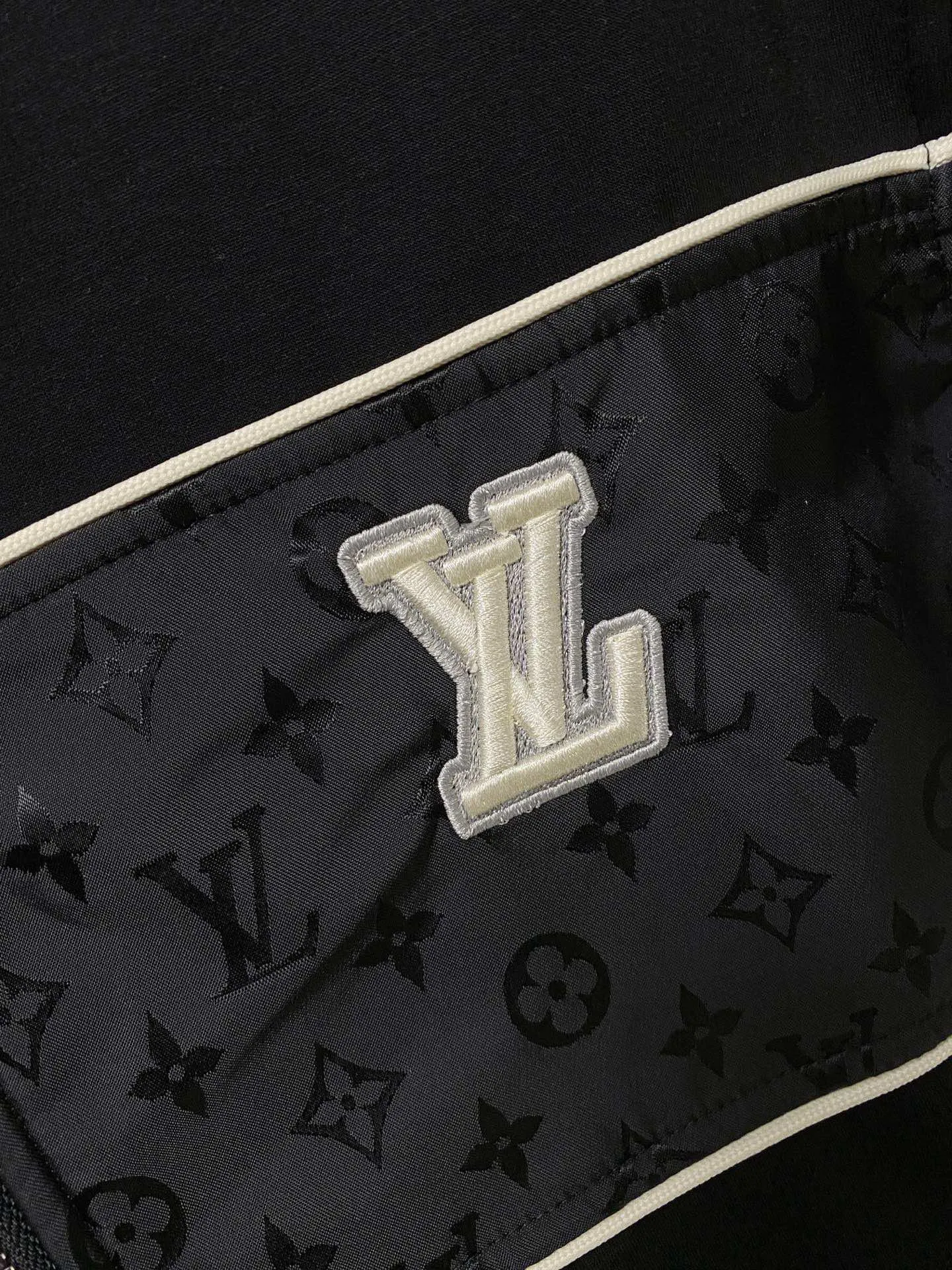 🅿️720 [LV Louis Vuitton] hot-selling suit is coming. Focus on the original version of the official website. 2025 new hot-selling cardigan and sweatshirt suit. The original order is the best. 🇭🇰The meticulous work of top designers. It has a fitting and perfect upper body effect. All-natural high-quality Tencel Roman cotton 100%, close-fitting comfort, noble and elegant! Original hardware embodies elegance and nobility! Counter size: M-3XL (maximum wear up to 190 pounds)